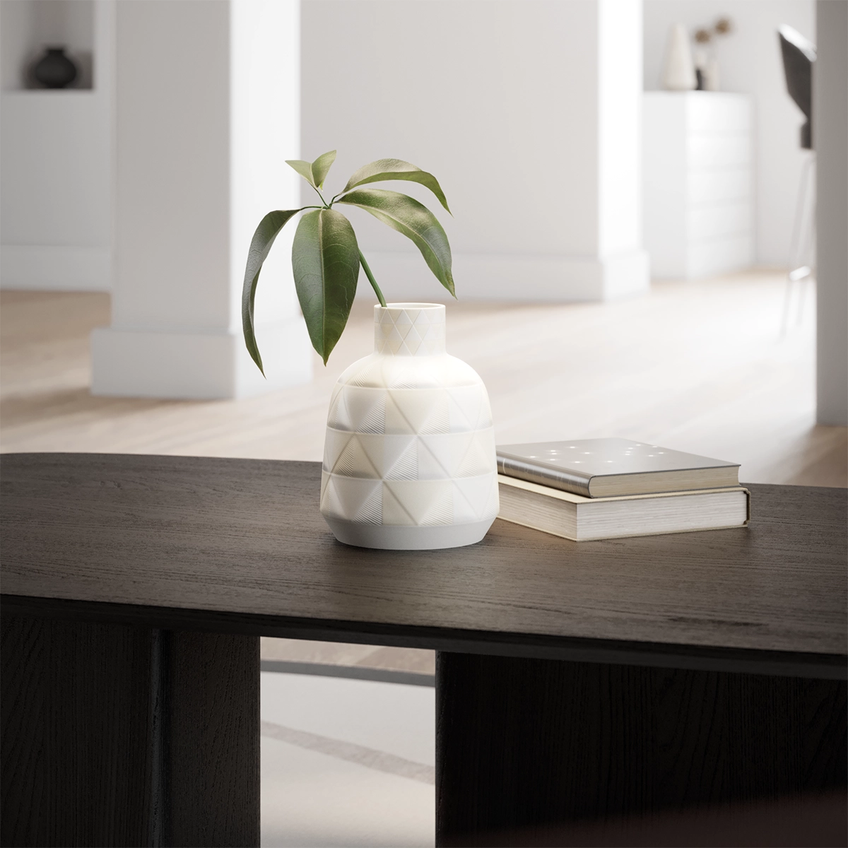 Nahaufnahme eines dunklen Kaffeetisches mit einer Blumenvase und Büchern in einem offenen Loft